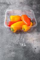 pimiento pequeño verdura fresca comida saludable merienda en la mesa espacio de copia fondo de comida foto