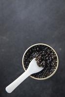caviar pescado negro esturión beluga, esturión estrellado comida fresca comida bocadillo en la mesa espacio de copia fondo de comida