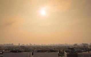 horizonte urbano del paisaje urbano del centro de bangkok en la niebla o el smog. ciudad de bangkok en la luz tenue foto