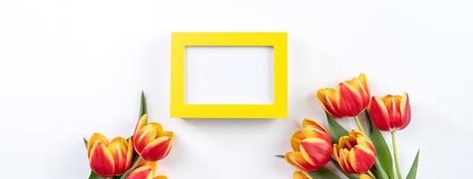 concepto de diseño del día de la madre, ramo de flores de tulipán - hermoso ramo rojo, amarillo aislado en la mesa de fondo blanco, vista superior, puesta plana, espacio de copia foto