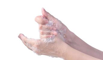 instrucciones de paso de lavado de manos aisladas sobre fondo blanco. mujer joven asiática que usa jabón líquido, concepto de protección del coronavirus pandémico, primer plano. foto