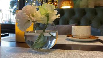 flores em um vaso e uma chaleira de cerâmica em cima da mesa video
