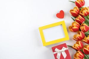 concepto de diseño del día de la madre, ramo de flores de tulipán - hermoso ramo rojo, amarillo aislado en la mesa de fondo blanco, vista superior, puesta plana, espacio de copia foto