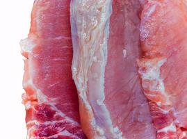 trozos de carne de cerdo en rodajas sobre fondo blanco foto