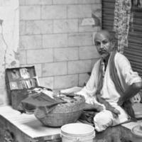 vieja delhi, india, 15 de abril de 2022 - grupo no identificado de hombres caminando por las calles de la vieja delhi, fotografía callejera del mercado de chandni chowk de la vieja delhi durante la mañana, fotografía de la calle vieja delhi foto