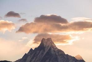 machapuchare mountain o mt.fish tail uno de los picos icónicos en el área de conservación de annapurna en nepal. foto