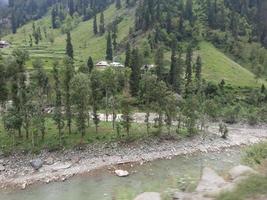 cachemira, pakistán, agosto de 2022 - cachemira es la región más hermosa del mundo, famosa por sus valles verdes, hermosos árboles, altas montañas y manantiales. foto