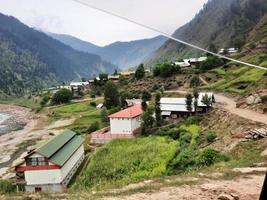 cachemira, pakistán, agosto de 2022 - cachemira es la región más hermosa del mundo, famosa por sus valles verdes, hermosos árboles, altas montañas y manantiales. foto