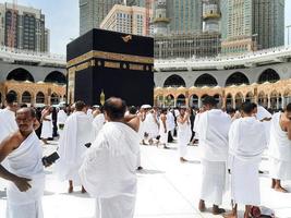 la meca, arabia saudita, agosto de 2022 - visitantes de todo el mundo están realizando tawaf en el masjid al-haram en makkah. foto