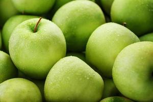 manzanas verdes maduras y jugosas con gotas de rocío. foto