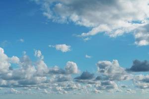 cielo azul con nubes cumulus sobre el mar foto