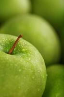 fondo de manzanas verdes maduras y jugosas, perspectiva desde arriba. foto