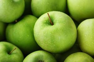 fondo de manzanas verdes maduras y jugosas, perspectiva desde arriba. foto
