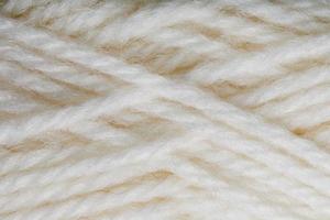 primer plano de hilo de lana blanca en pantalla completa