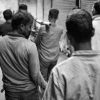 vieja delhi, india, 15 de abril de 2022 - grupo no identificado de hombres caminando por las calles de la vieja delhi, fotografía callejera del mercado de chandni chowk de la vieja delhi durante la mañana, fotografía de la calle vieja delhi foto