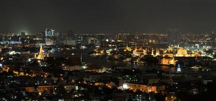 wat phra kaew, templo del buda esmeralda y el gran palacio, es uno de los lugares de tailandia que los turistas de todo el mundo conocen y quieren visitar. foto