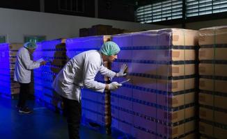 los científicos están comprobando que los productos que entran en la fábrica son efectivos foto