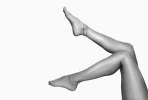 Hermosas piernas suaves de mujer después de la depilación láser en el fondo colorido. tratamiento, concepto de tecnología foto