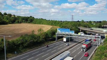 mooi antenne visie van Brits snelwegen en wegen met verkeer video