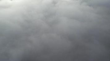 beaux nuages sur la ville britannique video