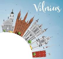 horizonte de vilnius con puntos de referencia grises, cielo azul y espacio de copia. vector