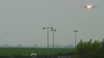 Jet aereo si avvicina prima atterraggio su pista di decollo a piovoso tempo atmosferico. aeroporto di Almaty, Kazakistan video