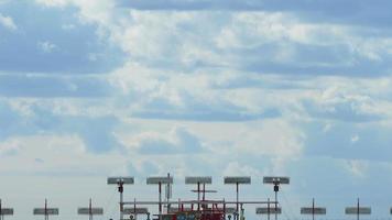 aereo di linea si avvicina il pista di decollo Visualizza a partire dal dietro a ils alberi su il bordo di il pista di decollo video