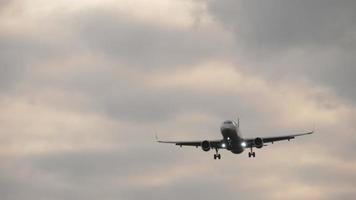 avion de ligne dans le ciel du soir en approche finale avant d'atterrir sur une piste. video