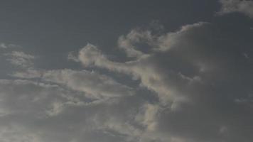 hermosa imagen de cielo nublado blanco hd. foto