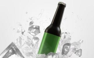 diseño de maqueta de botella de cerveza de vidrio ámbar foto