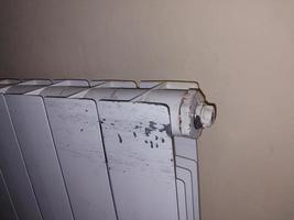 radiadores de calefacción de metal instalados en la sala de estar del apartamento foto