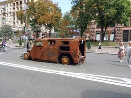 kiev, ucrania - 23 de agosto de 2022 equipo militar pesado destruido en batalla foto