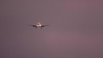 avion gros porteur approchant avant d'atterrir sur l'aéroport de phuket contre le ciel coucher de soleil. vue du dernier étage de l'hôtel près de l'aéroport video