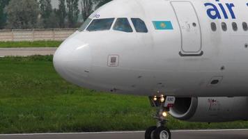 almaty, cazaquistão, 4 de maio de 2019 - air astana airbus a320 p4 kbd taxiando após o pouso, aeroporto internacional de almaty, cazaquistão video