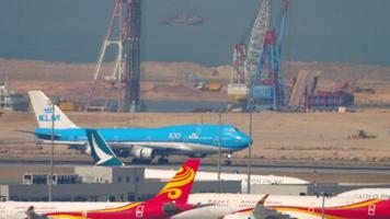 hong kong 9 de novembro de 2019 - klm royal holandesa companhias aéreas boeing 747 100 anos de pouso no aeroporto internacional, hong kong. video