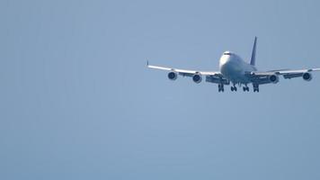 phuket, thaïlande 30 novembre 2019 - thai airways boeing 747 hs tgo approche avant d'atterrir sur l'aéroport de phuket. video