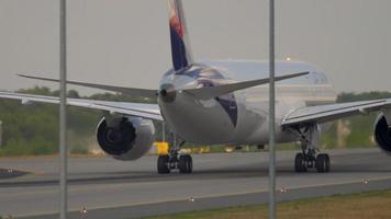 frankfurt am main, alemania 18 de julio de 2017 - latam airlines boeing 787 cc bge rodando después de aterrizar en la pista 25r. fraport, frankfurt, alemania video