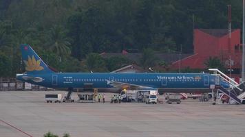 Phuket, Tailandia novembre 27, 2019 - Vietnam le compagnie aeree airbus a321 su servizio, fare il pieno, bagaglio imbarco, Phuket internazionale aeroporto. video