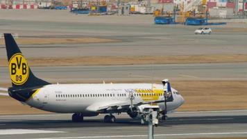 hong Kong november 10, 2019 - miat Mongools luchtvaartmaatschappijen boeing 737 ei cxv borussia dortmund kleurstelling versnellen voordat vertrek van chek ronde kok Internationale luchthaven, hong kong,. video