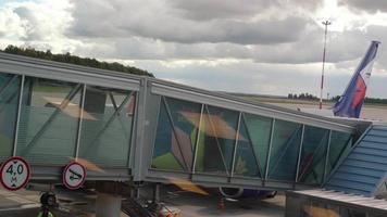 kazan, federazione russa 15 settembre 2020 - passeggeri che si imbarcano sull'aereo di linea smartavia attraverso il ponte jet. video