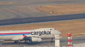 hong kong 10 novembre 2019 - cargolux boeing 747 lx gcl in rullaggio dopo l'atterraggio. Chek Lap Kok International Airport, Hong Kong. video