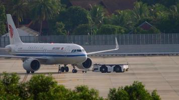 Phuket, Tailandia novembre 27, 2019 - aria Cina airbus a320 B 309r spingendo indietro prima partenza. Visualizza a partire dal il superiore pavimento di il Hotel vicino aeroporto video