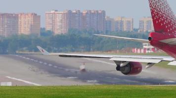 moscou, federação russa 12 de setembro de 2020 - rossiya boeing 747 ei xlf alinhando na pista antes da partida atrás da aeronave pilatus pc 12 turboélice correndo para decolar video