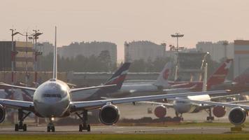 moscou, fédération de russie 12 septembre 2020 - rossiya airlines boeing 777 avion de ligne roulant vers la piste pour le départ video