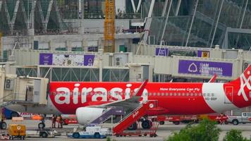 phuket, tailândia 1 de dezembro de 2016 - airasia airbus 320 hs bbp taxiing termina no jetbridge, aeroporto internacional de phuket video