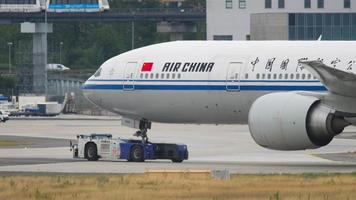 frankfurt am main, alemanha 17 de julho de 2017 - passageiros boeing da air china rebocando por trator de serviço. close-up, aeronaves girando. Fraport, Frankfurt, Alemanha. video
