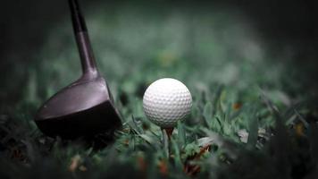 golf club colpire golf palla su verde erba video