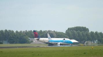amsterdam, pays-bas 25 juillet 2017 - klm boeing 737 et delta airlines airbus a330 taxis avant le départ à la piste 36l polderbaan. aéroport de shiphol, amsterdam, hollande video