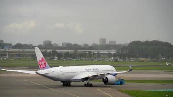 Amsterdã, Países Baixos, 29 de julho de 2017 - China Airlines Airbus A350 B 18907 rebocando antes da partida, Aeroporto de Shiphol, Amsterdã, Holanda video