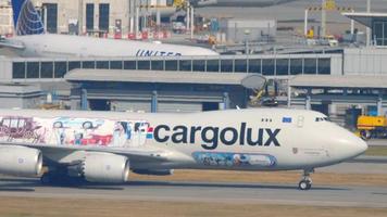 hong kong november 9, 2019 - cargolux boeing 747 lx vcm målad i cutaway särskild livré taxning efter landning. chek knä kok internationell flygplats, hong kong,. video